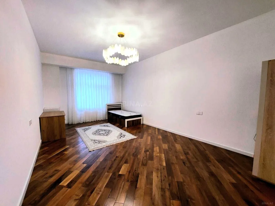 Satılır 4 otaqlı mənzil 180 m²