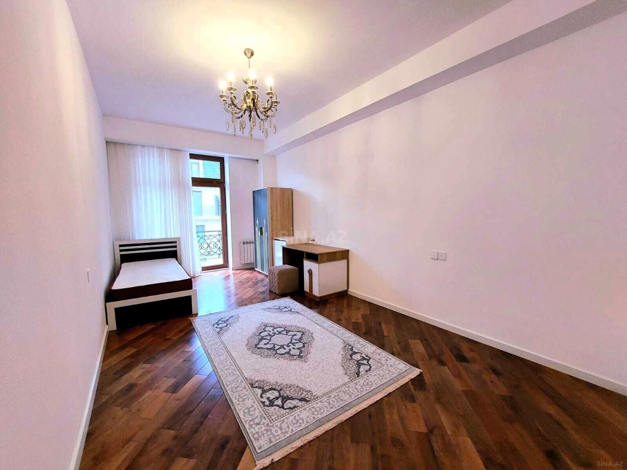 Satılır 4 otaqlı mənzil 180 m²