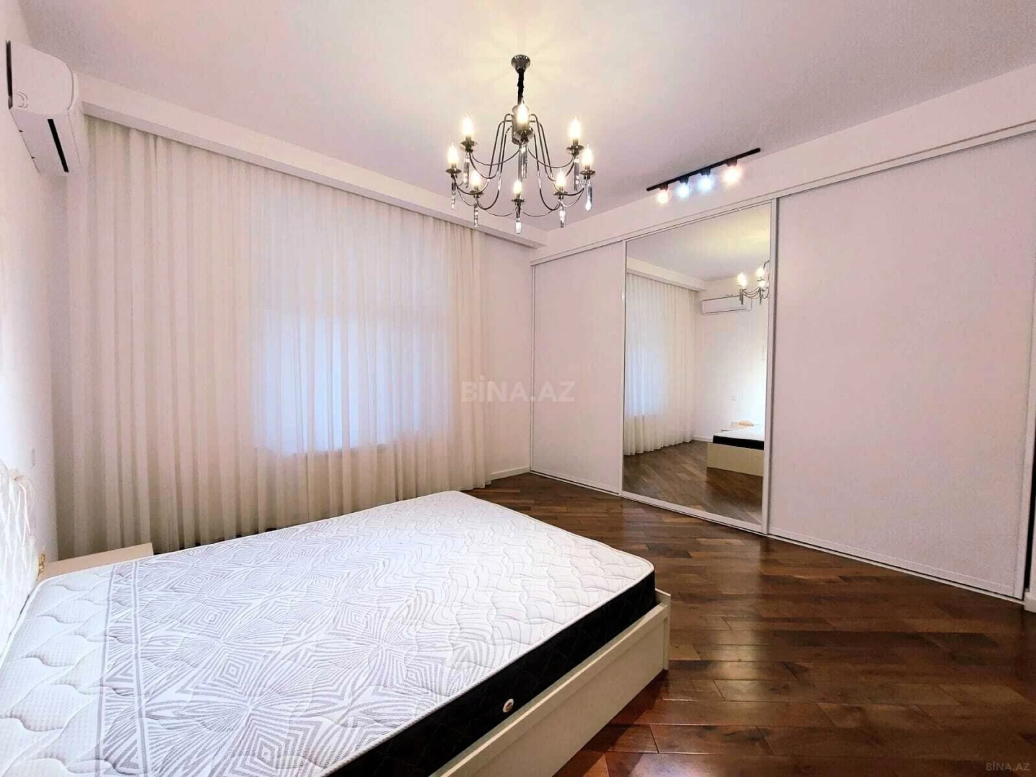 Satılır 4 otaqlı mənzil 180 m²