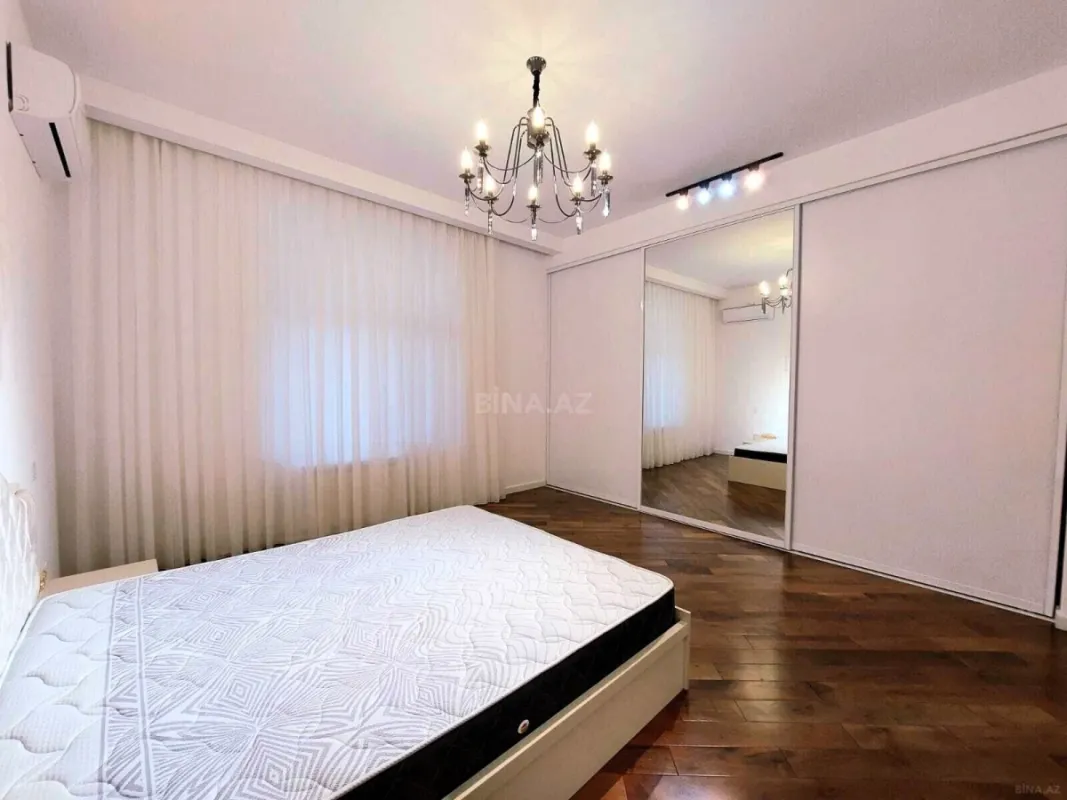 Satılır 4 otaqlı mənzil 180 m²