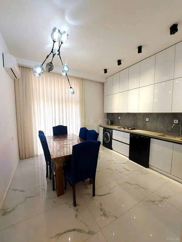 Satılır 4 otaqlı mənzil 180 m²