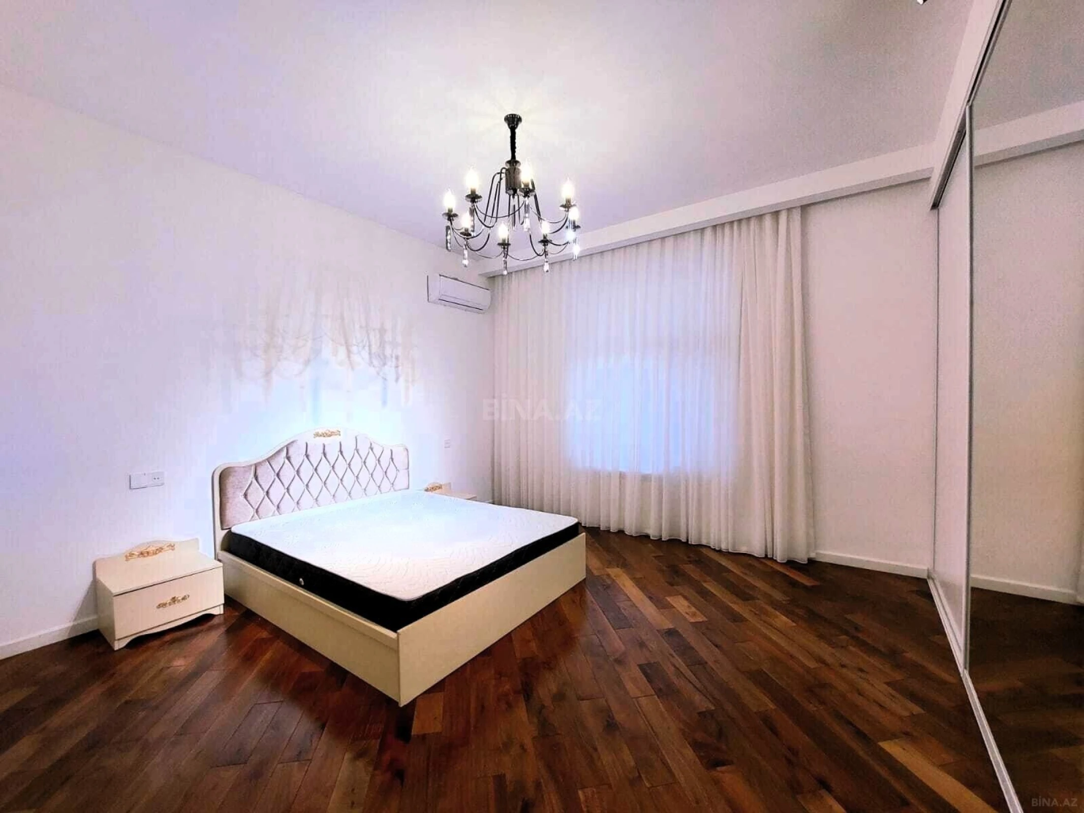 Satılır 4 otaqlı mənzil 180 m²