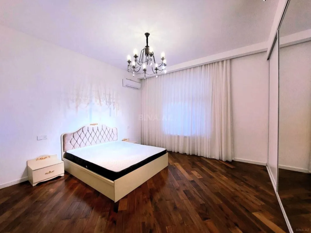 Satılır 4 otaqlı mənzil 180 m²