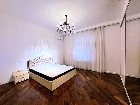 Satılır 4 otaqlı mənzil 180 m²