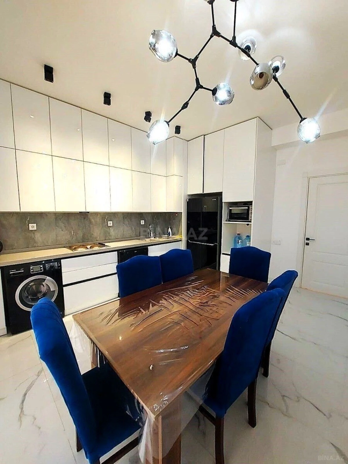 Satılır 4 otaqlı mənzil 180 m²