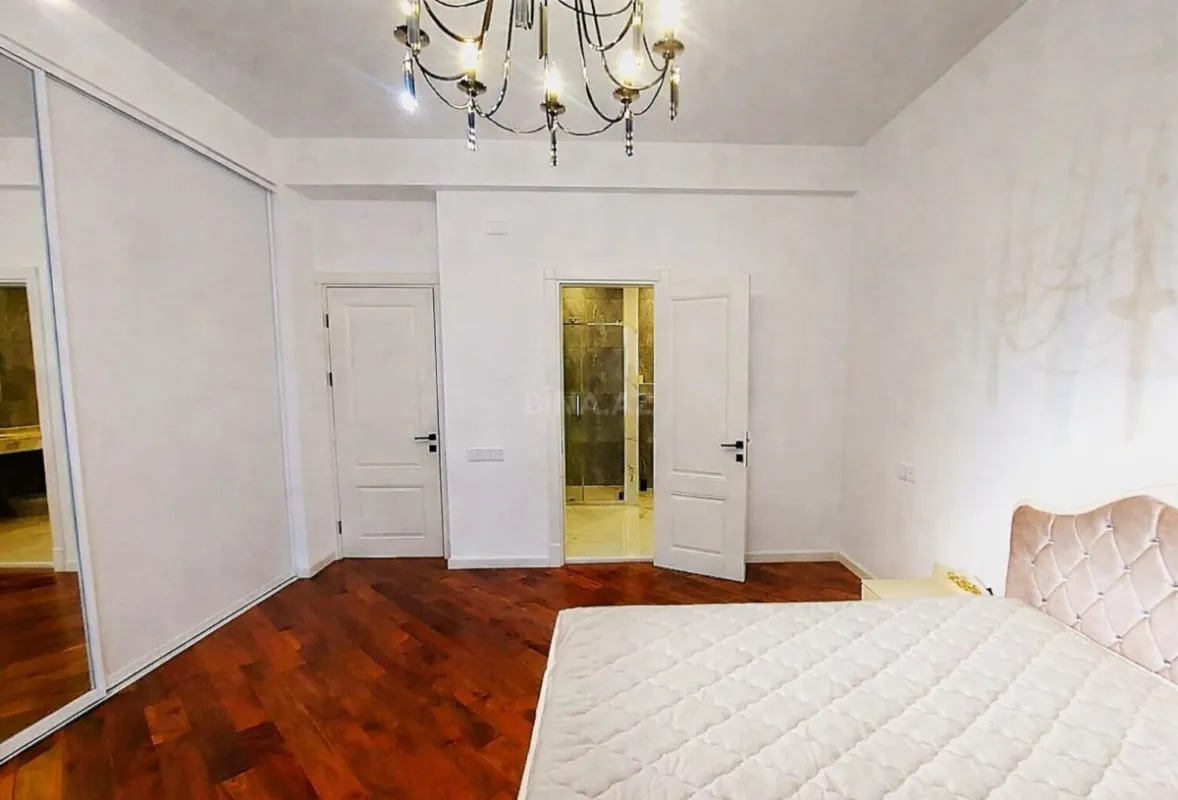 Satılır 4 otaqlı mənzil 180 m²