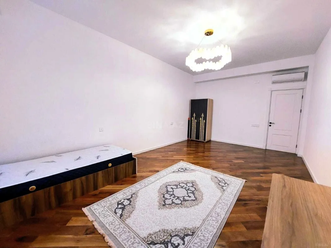 Satılır 4 otaqlı mənzil 180 m²
