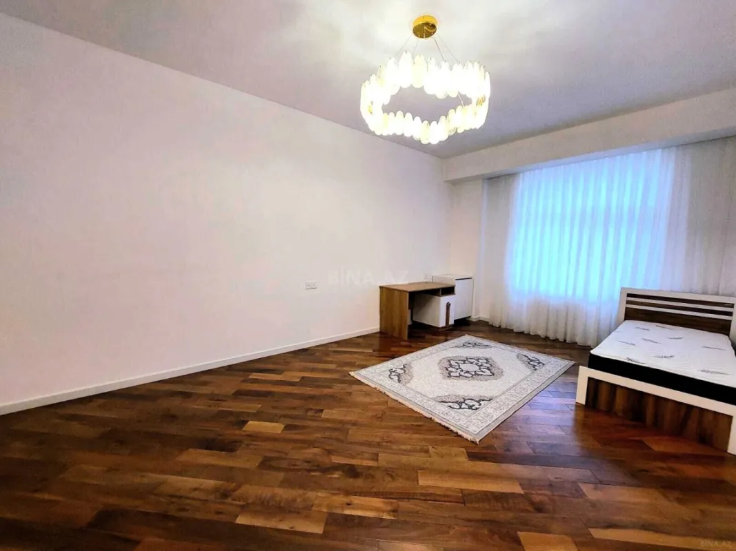 Satılır 4 otaqlı mənzil 180 m²