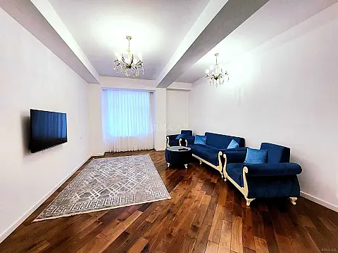 Satılır 4 otaqlı mənzil 180 m²