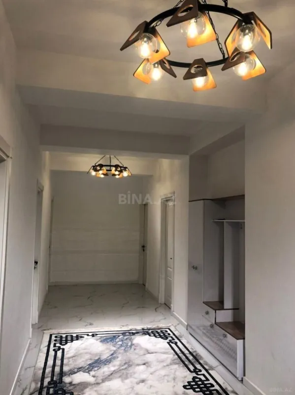 Satılır 4 otaqlı mənzil 180 m²