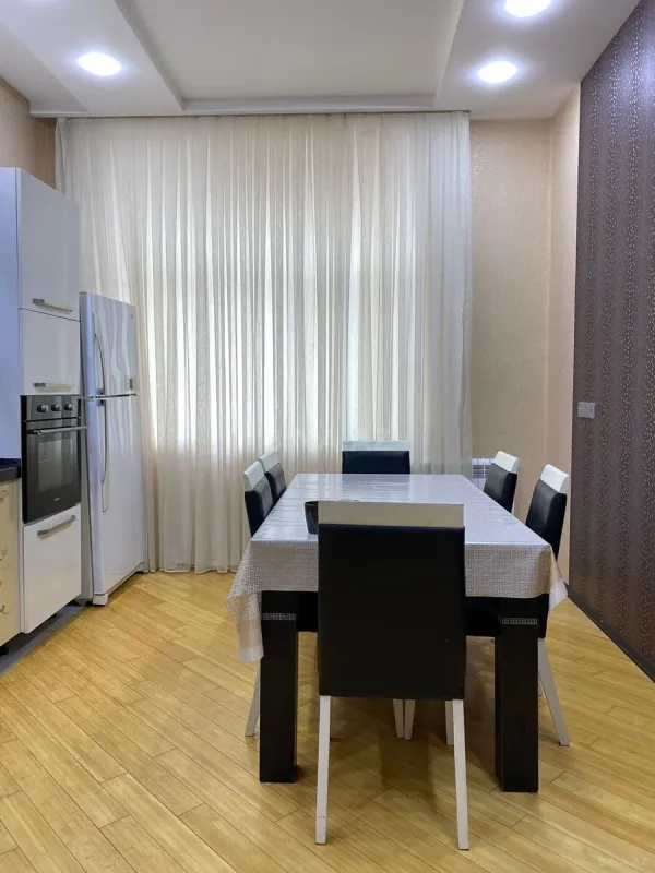 Kirayə verilir 3 otaqlı mənzil 145 m²