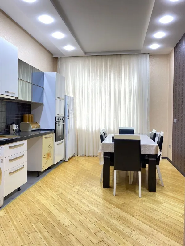 Kirayə verilir 3 otaqlı mənzil 145 m²