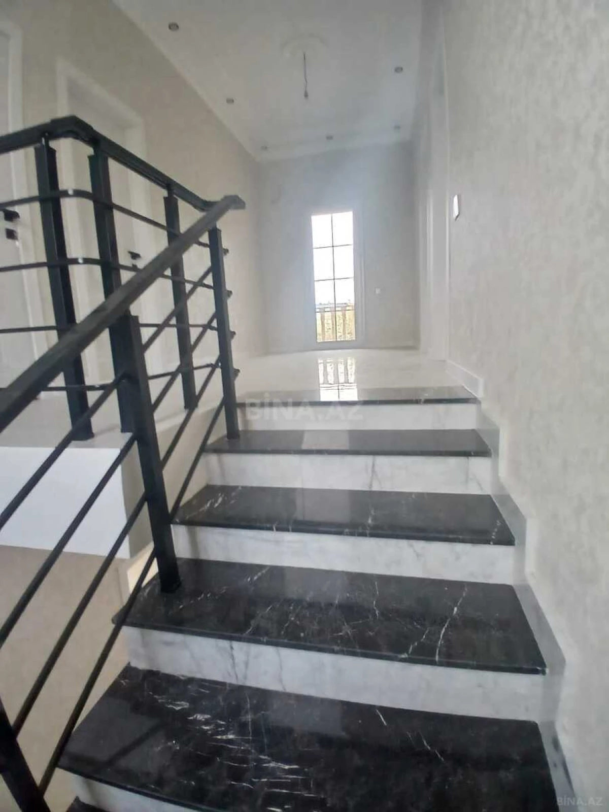 Satılır 5 otaqlı həyət evi 220 m²