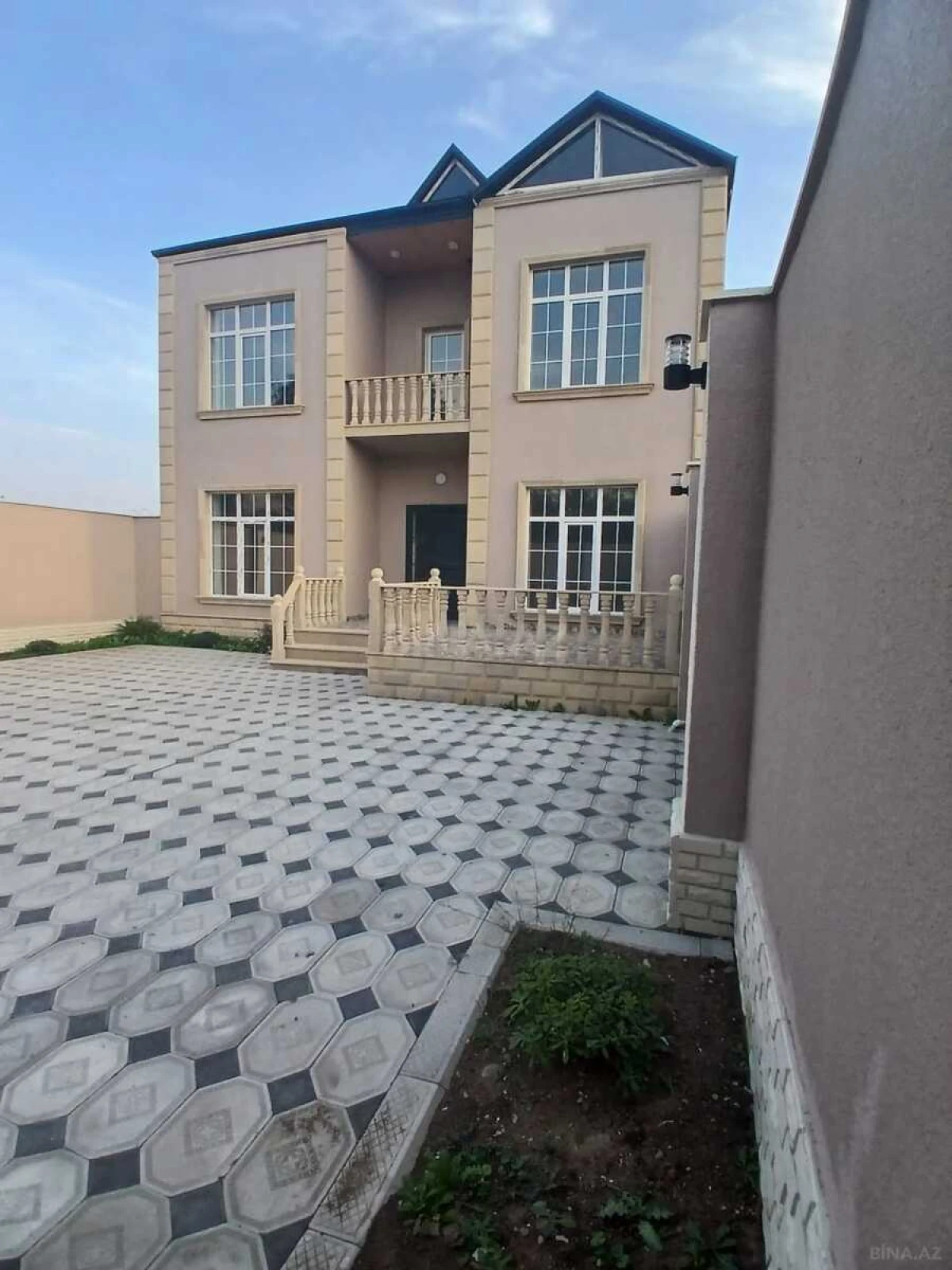 Satılır 5 otaqlı həyət evi 220 m²