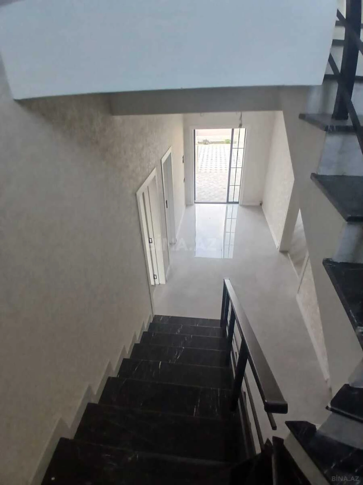 Satılır 5 otaqlı həyət evi 220 m²