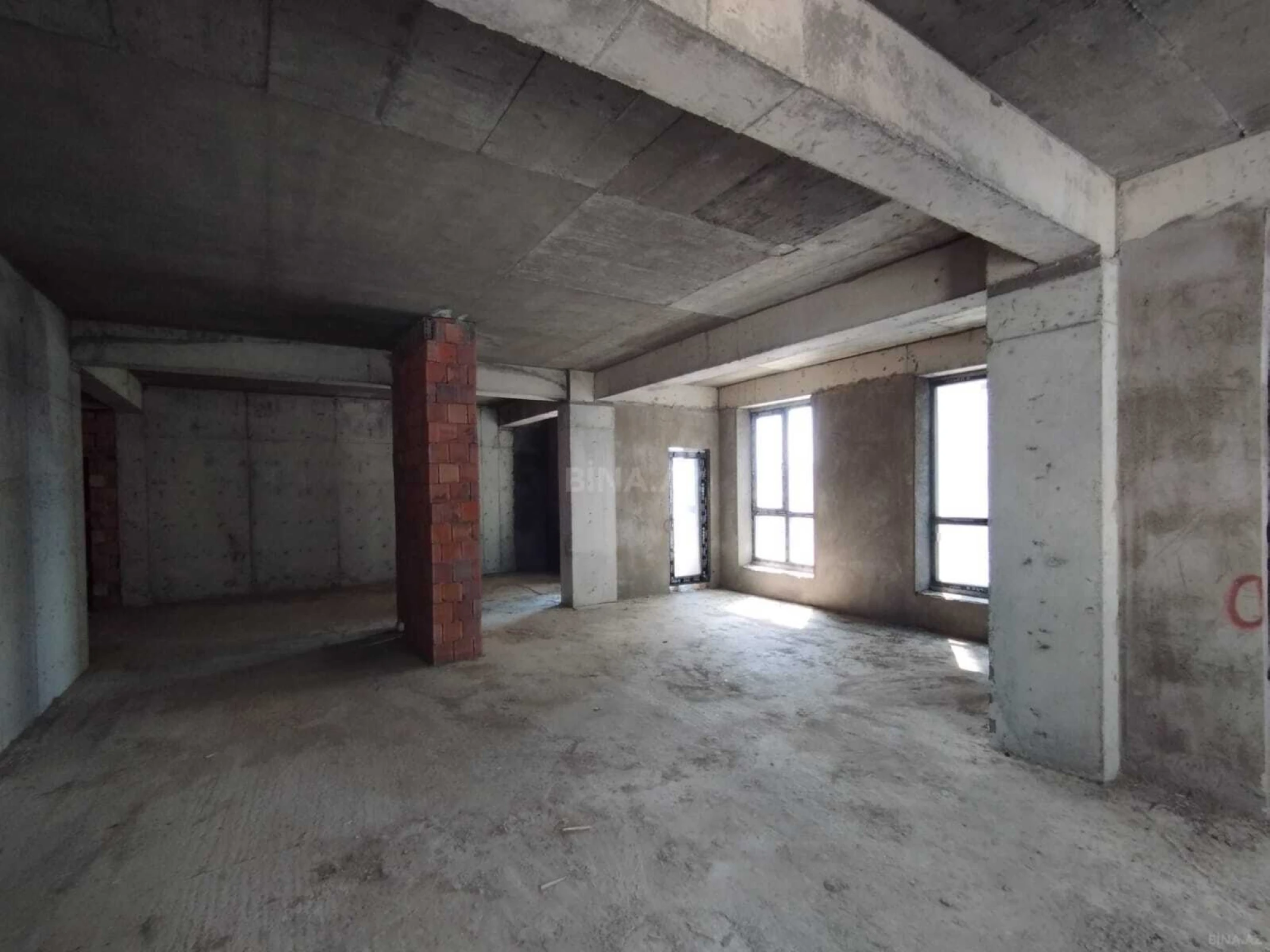 Satılır 3 otaqlı mənzil 135 m²