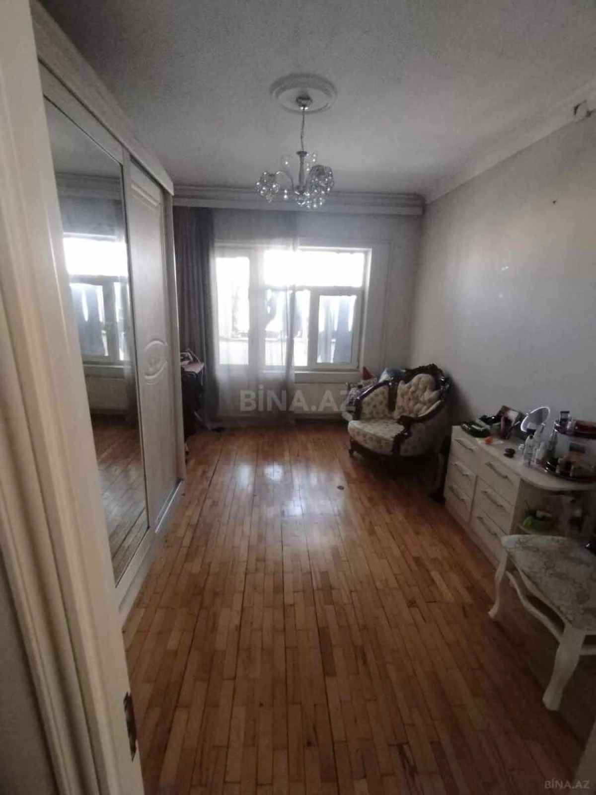 Satılır 4 otaqlı mənzil 135 m²