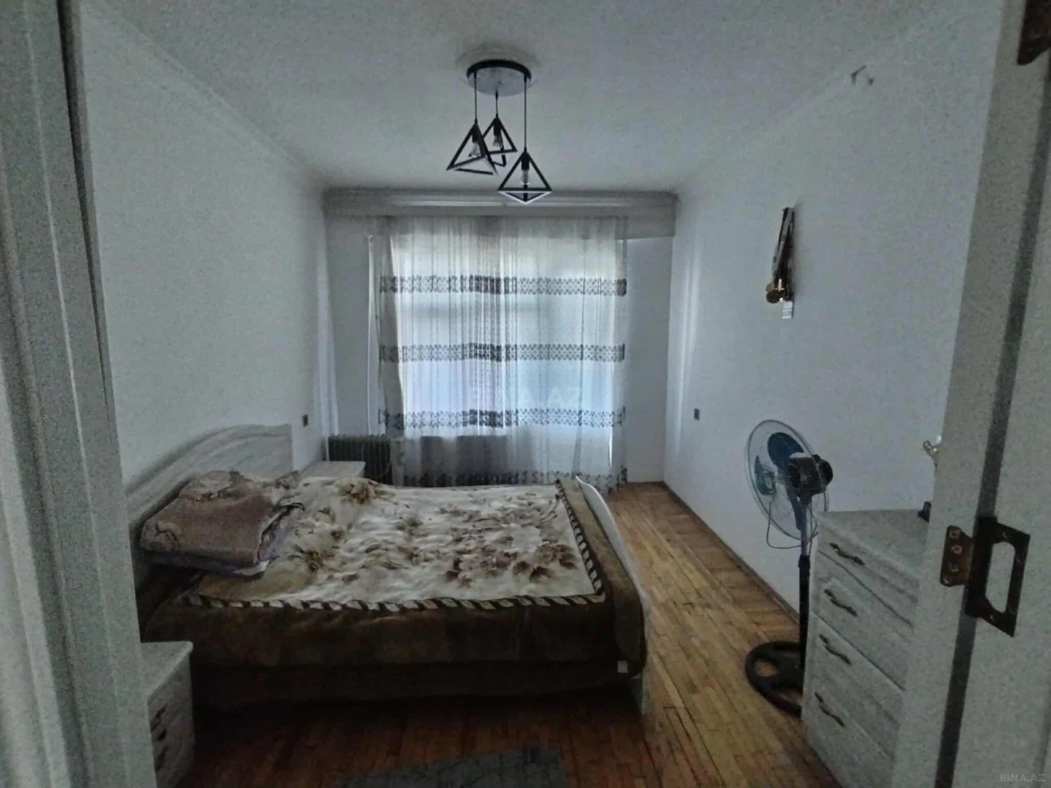 Satılır 4 otaqlı mənzil 135 m²