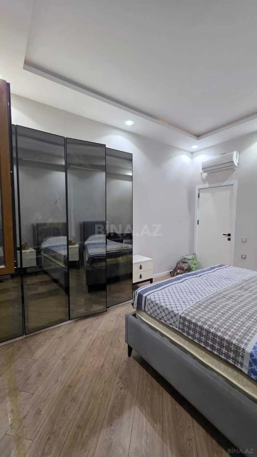 Satılır 3 otaqlı mənzil 122 m²