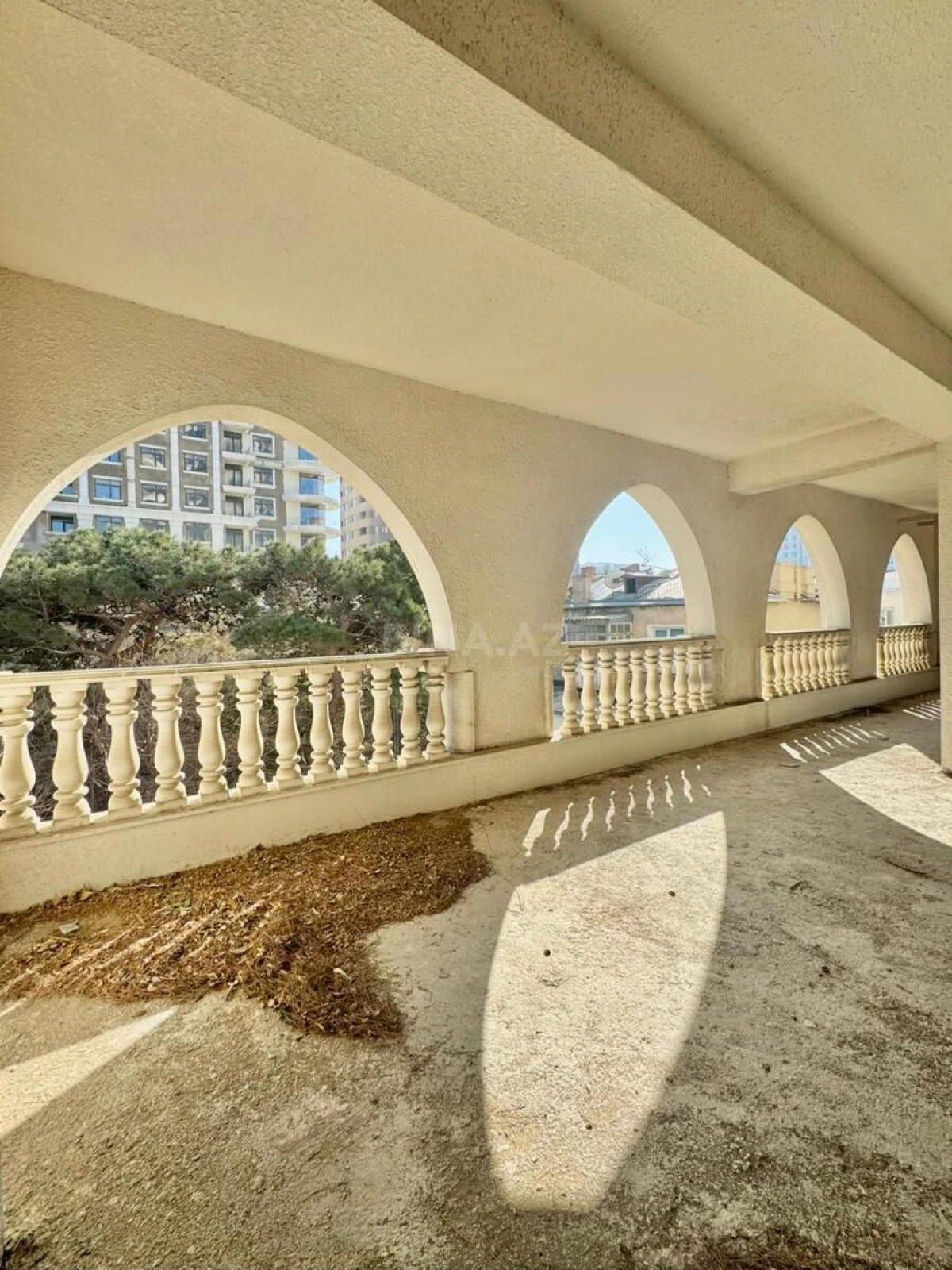 Satılır 5 otaqlı mənzil 295 m²