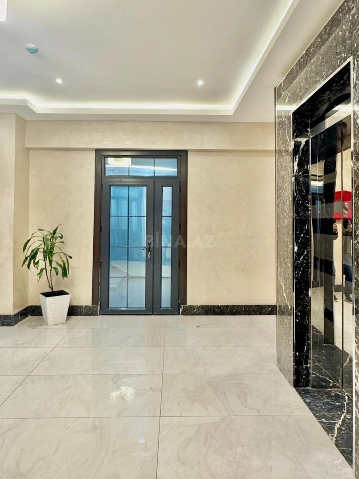 Satılır 5 otaqlı mənzil 295 m²