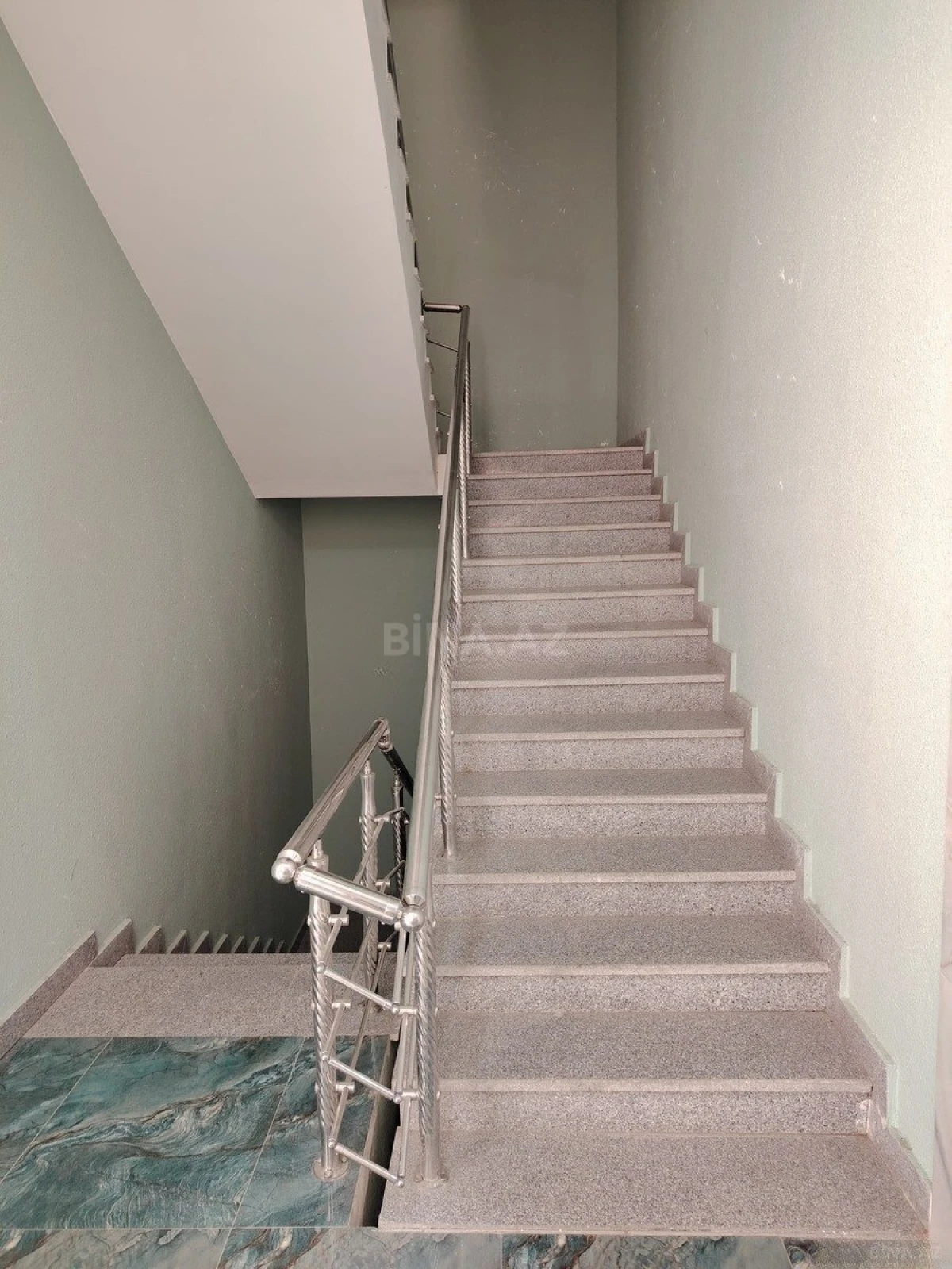 Satılır 4 otaqlı mənzil 143 m²