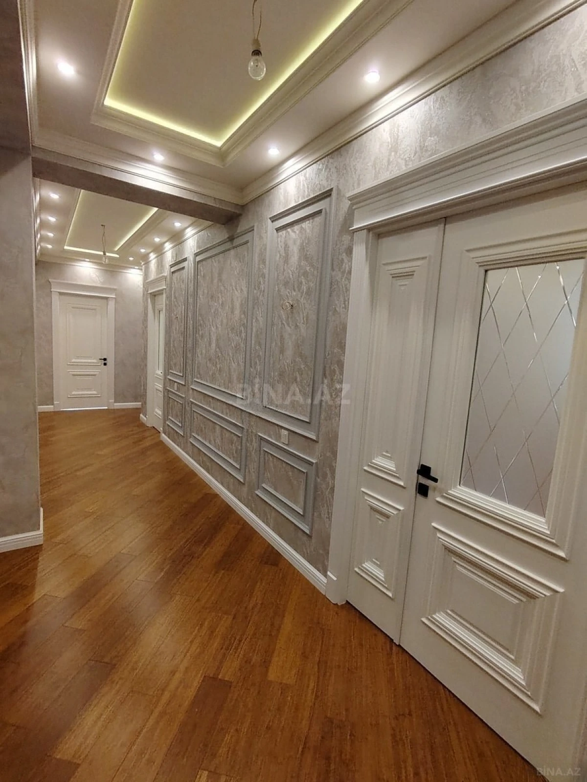 Satılır 4 otaqlı mənzil 143 m²
