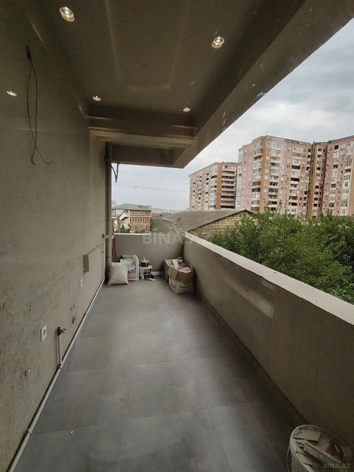 Satılır 4 otaqlı mənzil 143 m²