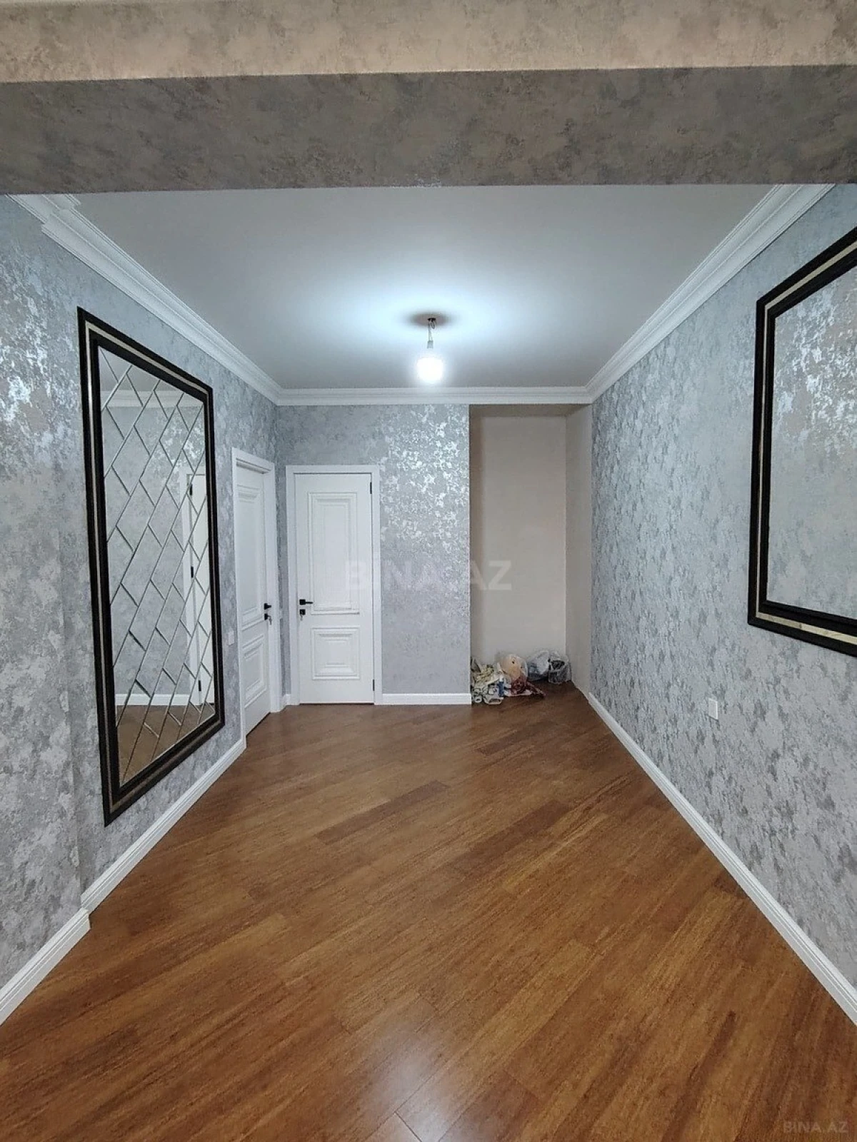 Satılır 4 otaqlı mənzil 143 m²