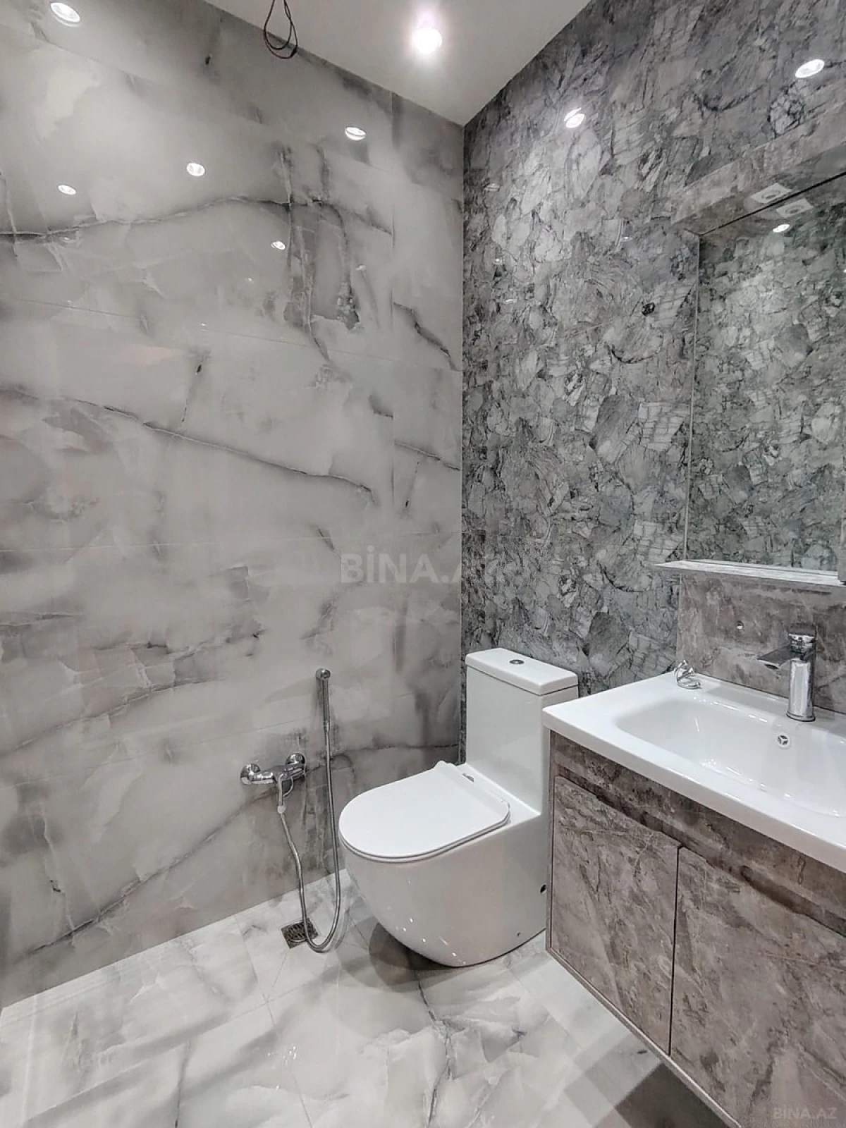 Satılır 4 otaqlı mənzil 143 m²