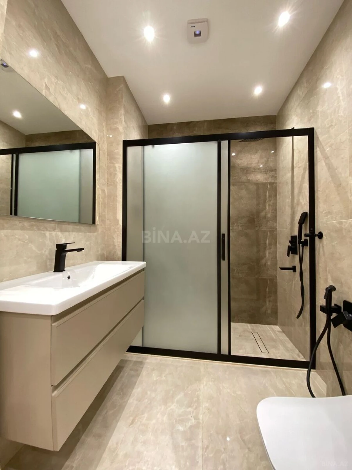 Kirayə verilir 3 otaqlı mənzil 130 m²