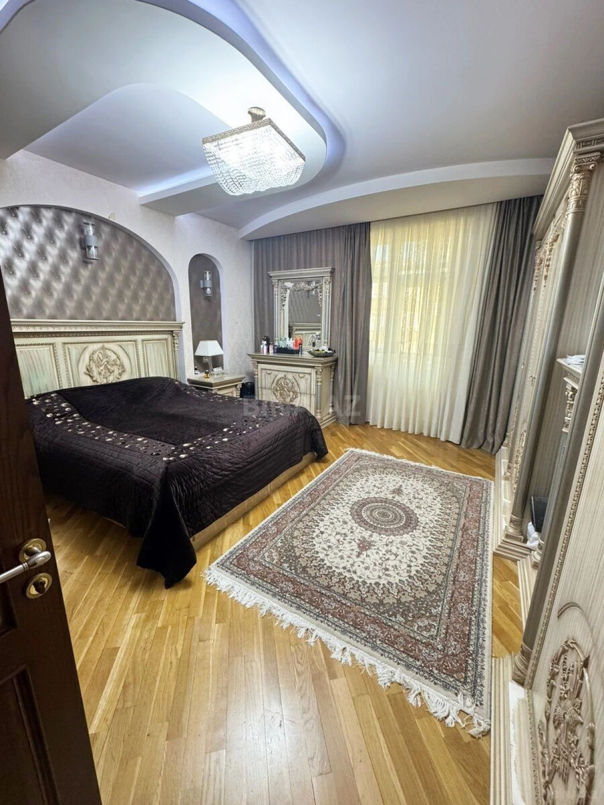 Satılır 3 otaqlı mənzil 135 m²