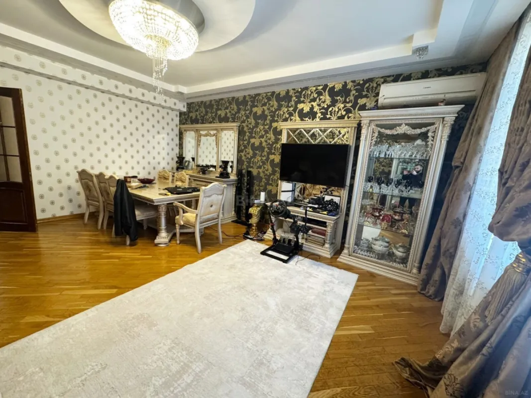 Satılır 3 otaqlı mənzil 135 m²