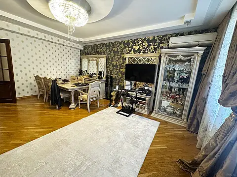 Satılır 3 otaqlı mənzil 135 m²