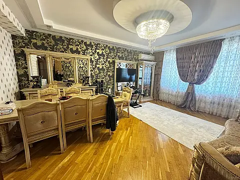 Satılır 3 otaqlı mənzil 135 m²