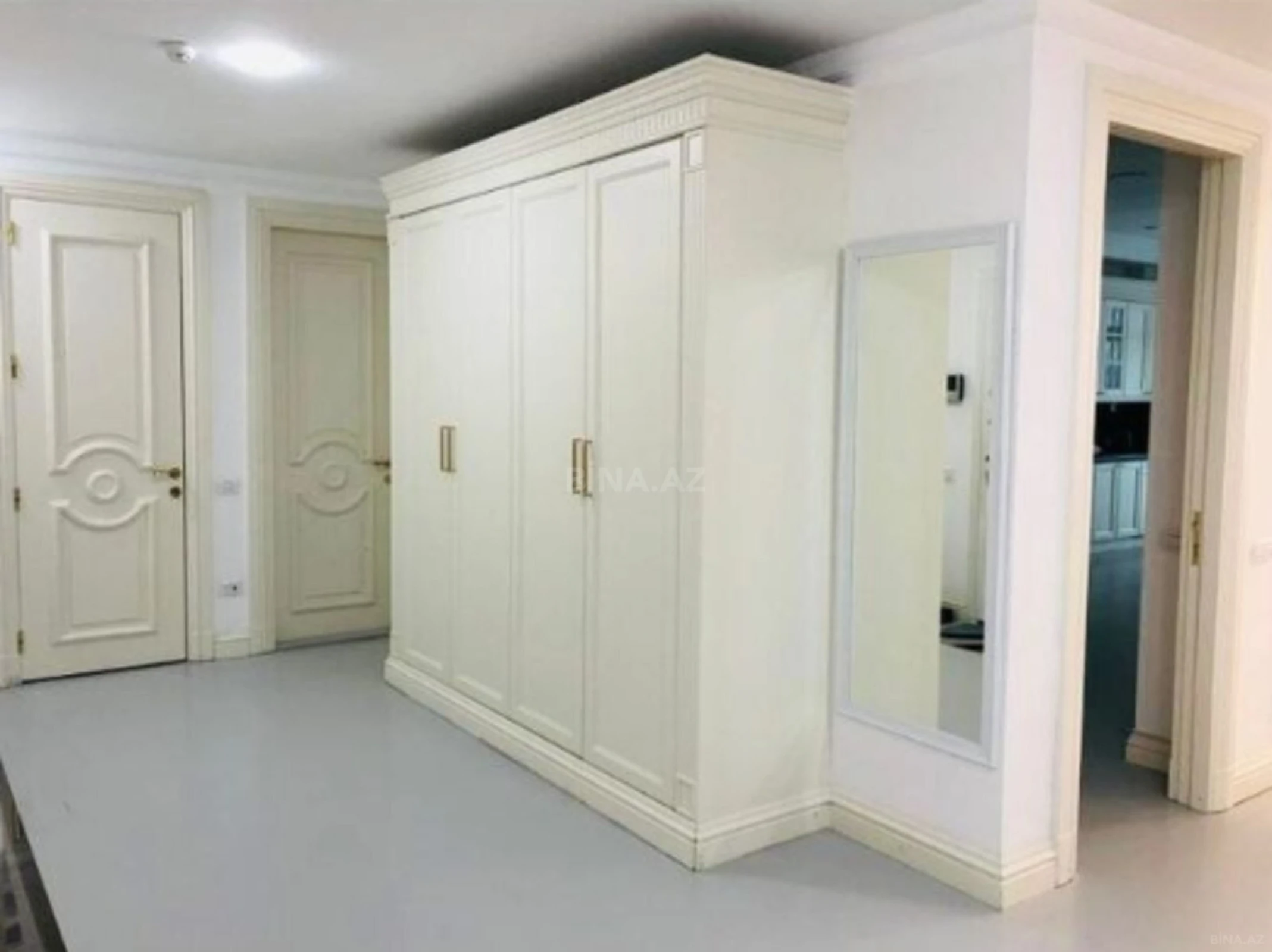 Kirayə verilir 4 otaqlı mənzil 260 m²