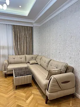 Kirayə verilir 2 otaqlı mənzil 95 m²