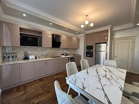 Kirayə verilir 2 otaqlı mənzil 95 m²