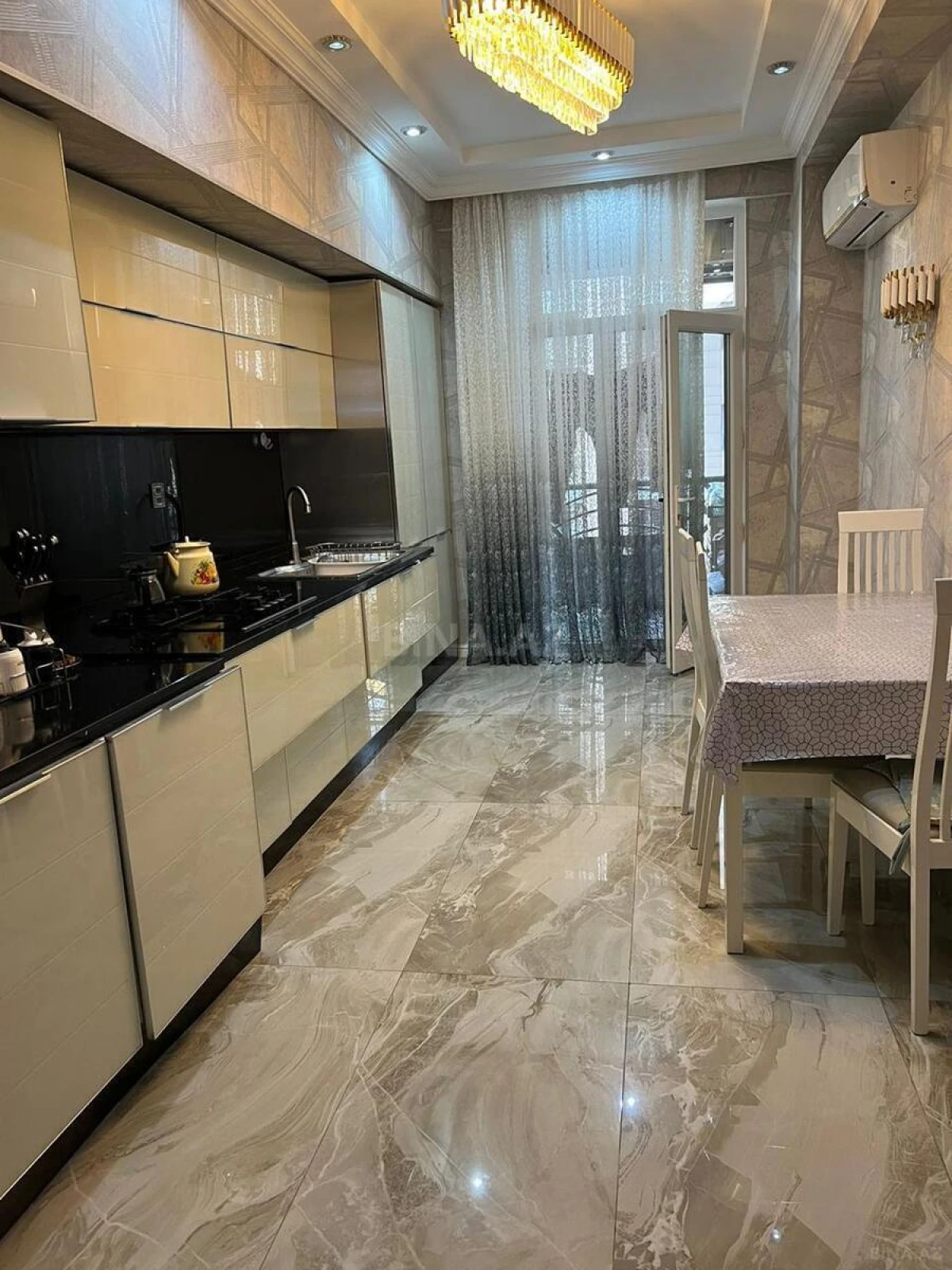 Kirayə verilir 4 otaqlı mənzil 160 m²