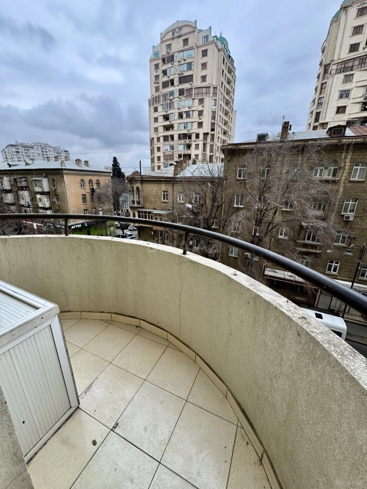 Satılır 4 otaqlı mənzil 165 m²