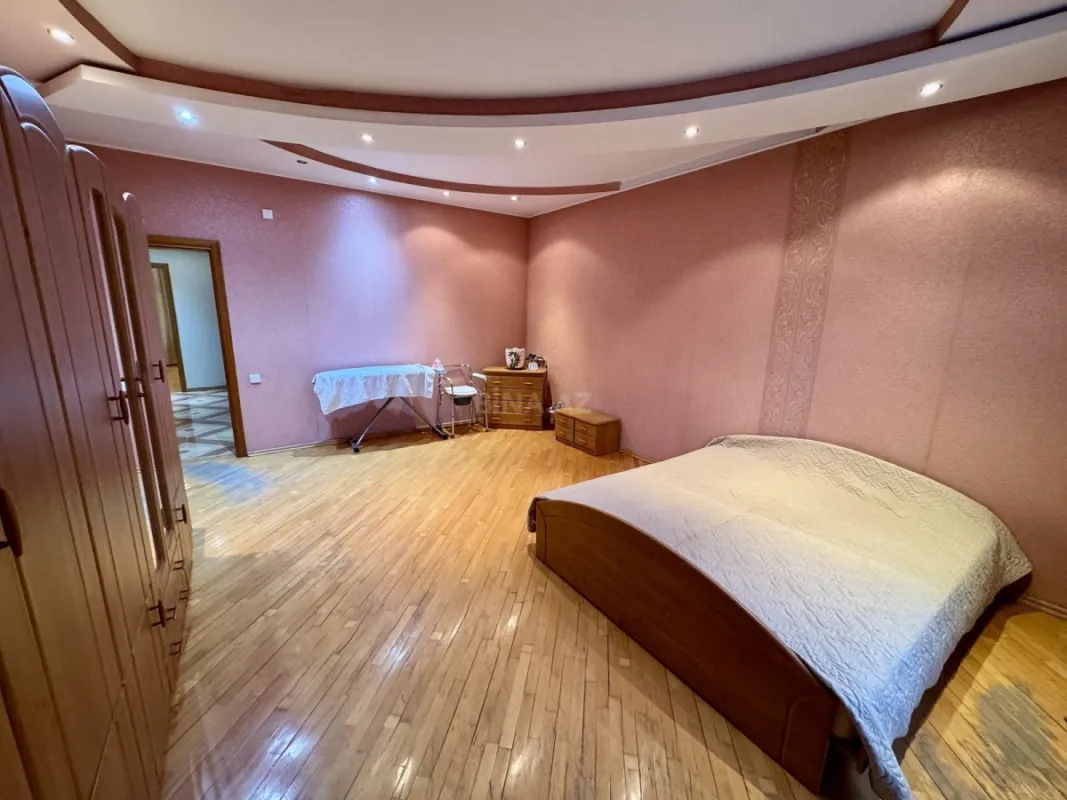 Satılır 4 otaqlı mənzil 165 m²