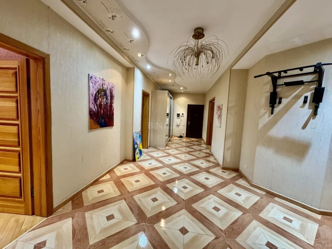 Satılır 4 otaqlı mənzil 165 m²