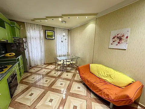 Satılır 4 otaqlı mənzil 165 m²