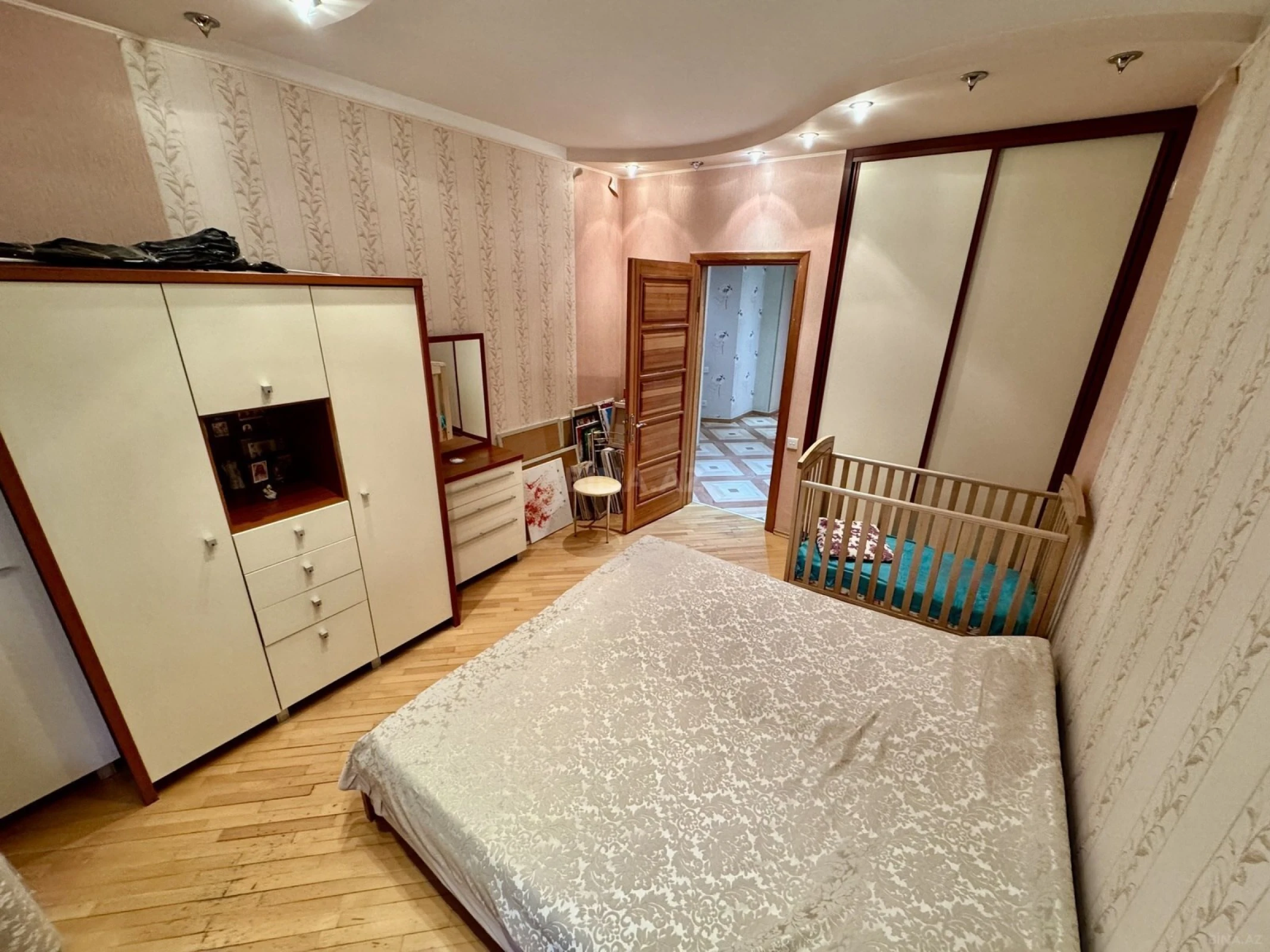 Satılır 4 otaqlı mənzil 165 m²