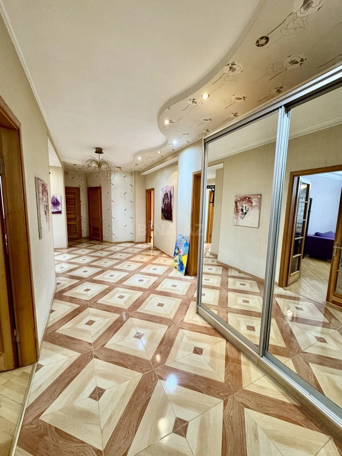 Satılır 4 otaqlı mənzil 165 m²