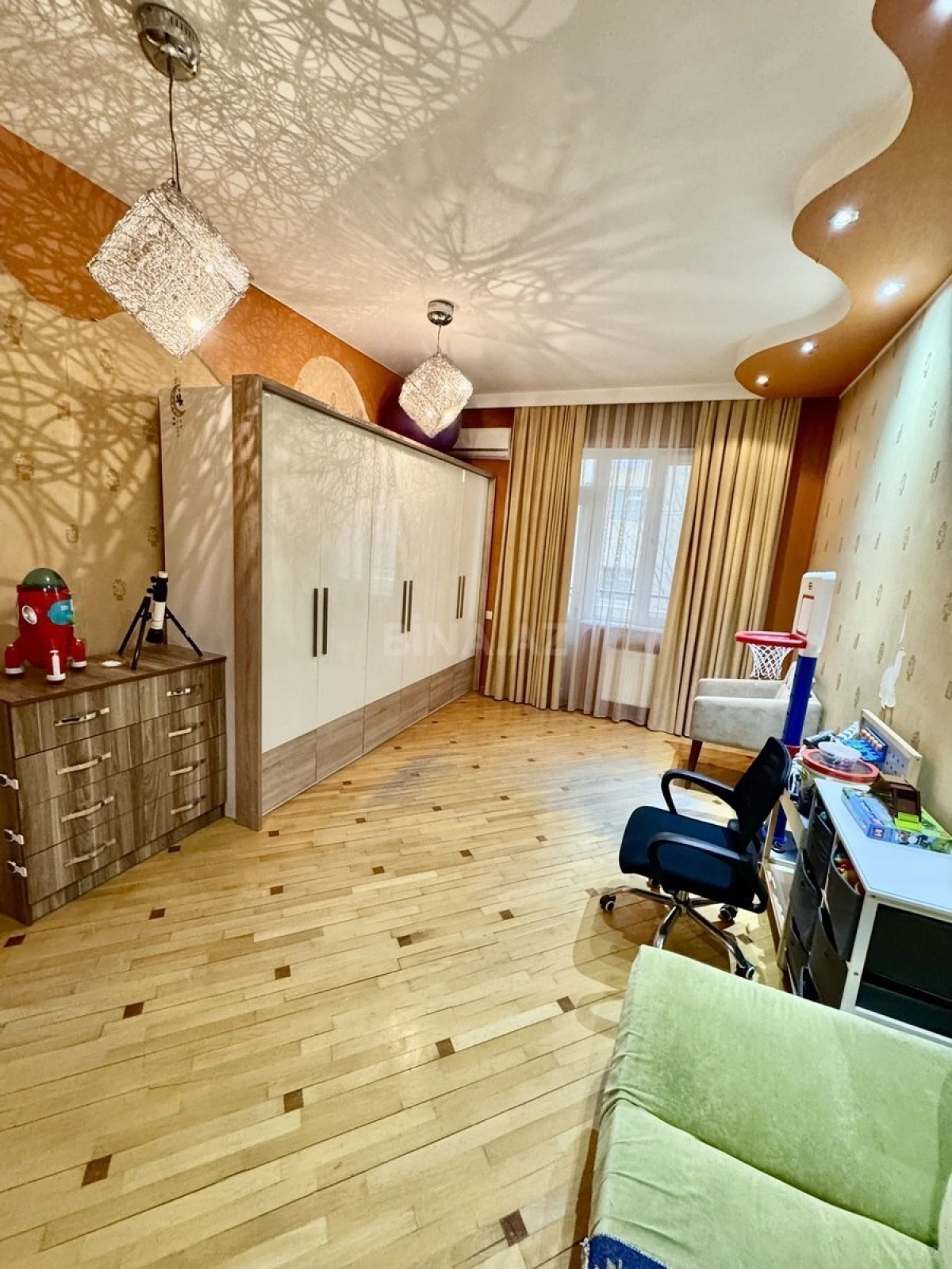 Satılır 4 otaqlı mənzil 165 m²