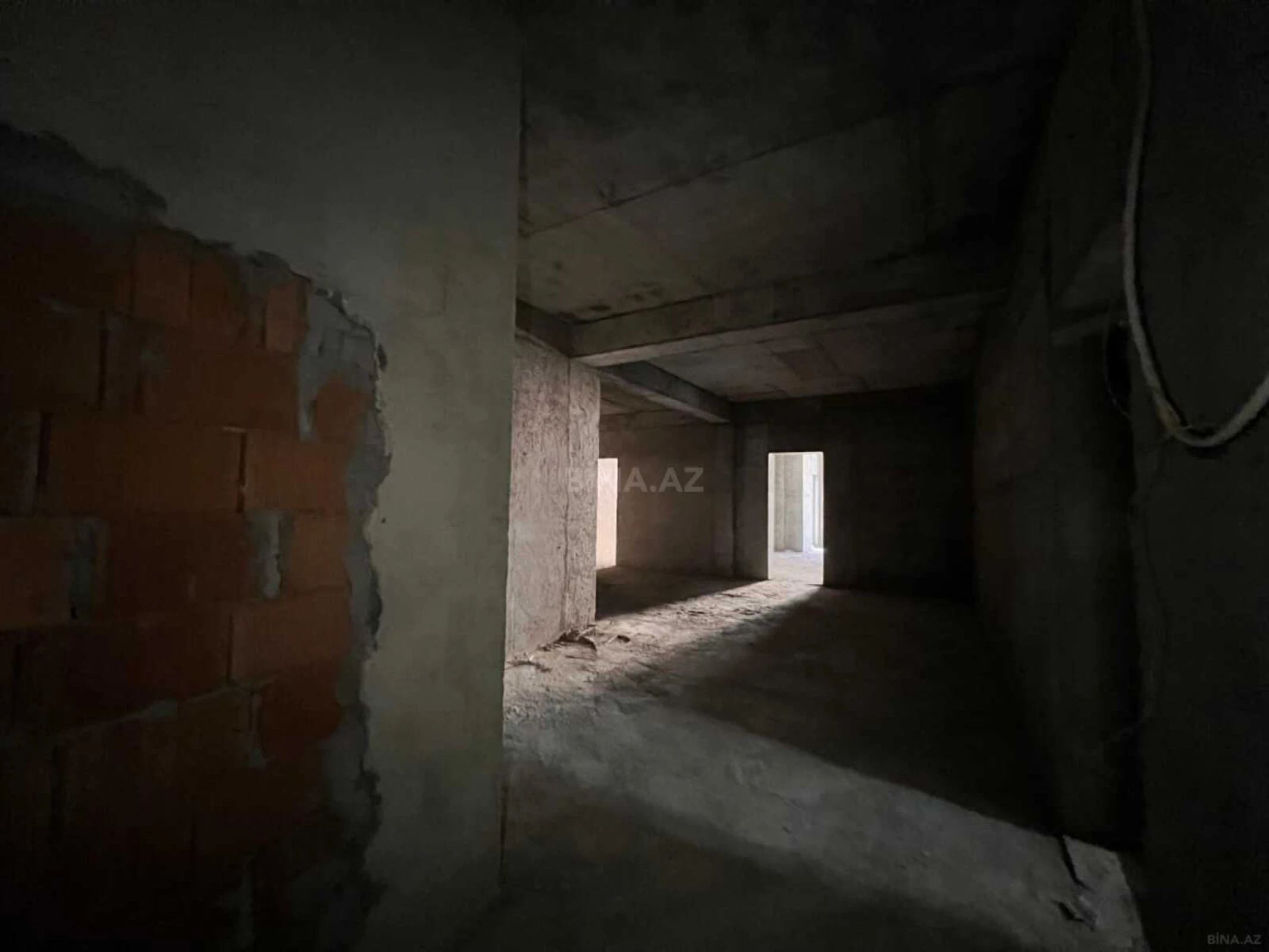 Satılır 4 otaqlı mənzil 181 m²