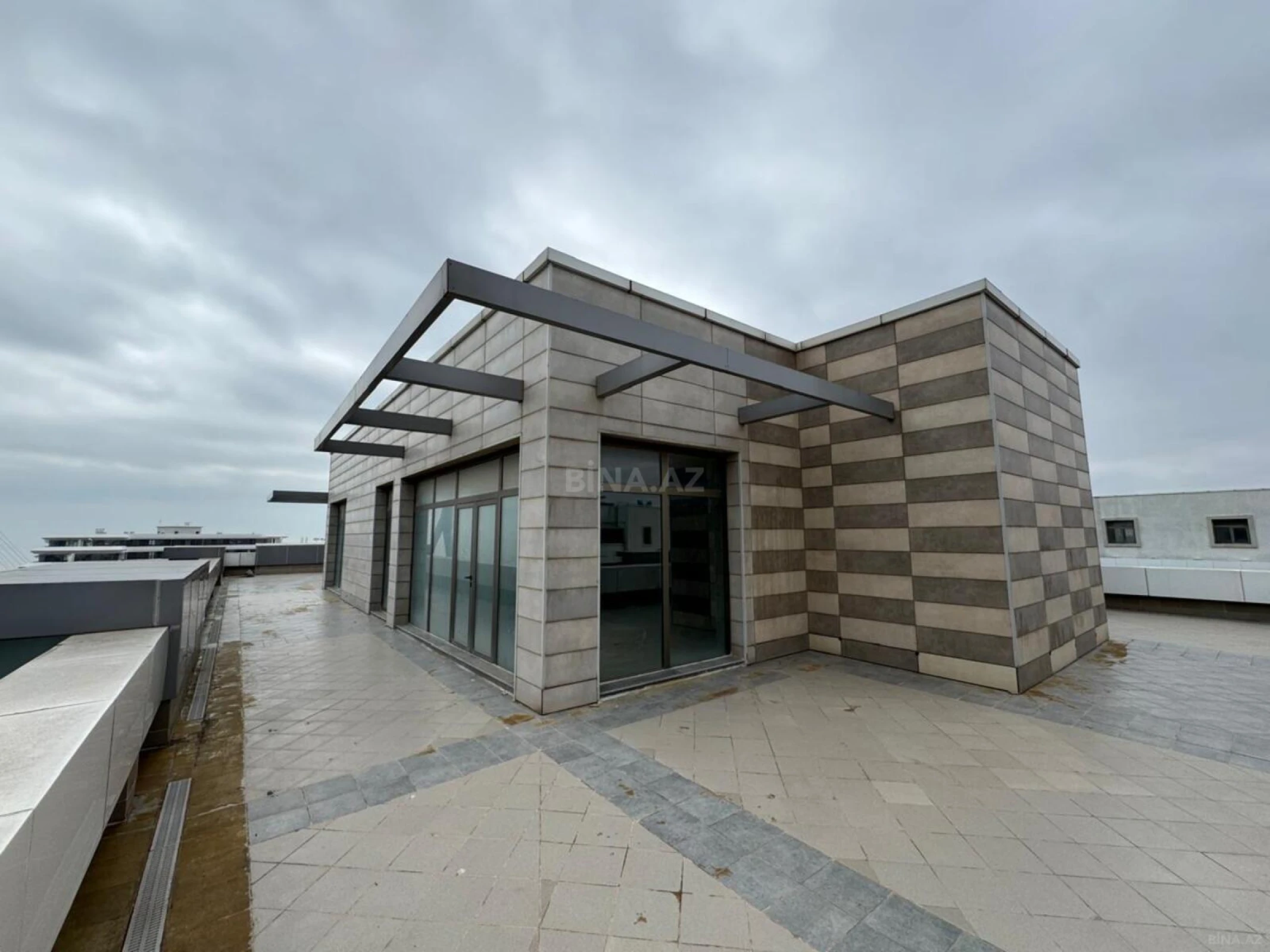 Satılır 5 otaqlı mənzil 752 m²