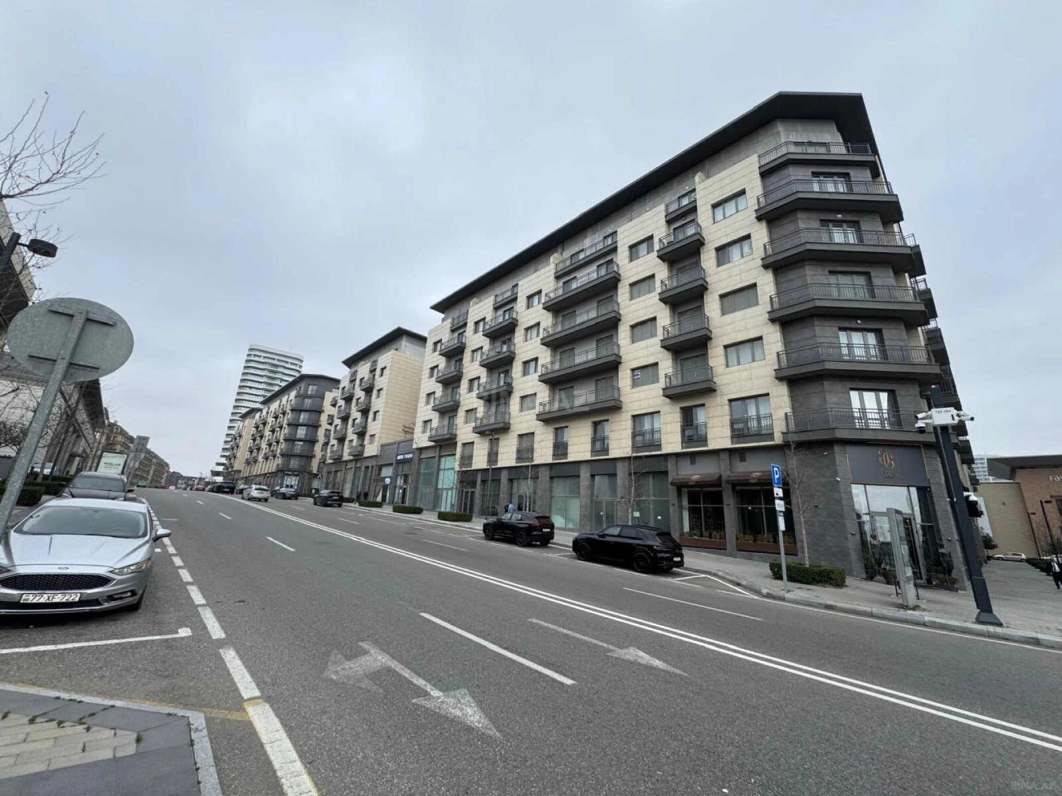 Satılır 5 otaqlı mənzil 752 m²