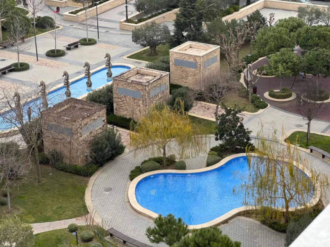 Satılır 5 otaqlı mənzil 752 m²